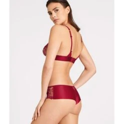 Aubade Miss Karl Triangle Sans Armature Rubis -Sous-vêtement Soldes Boutique 1600x1600 aubade miss karl triangle sans armature rubis p4 04 16082021