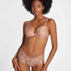 Aubade Soutien-Gorge Plunge Coque Sensory Illusion Silk Rose -Sous-vêtement Soldes Boutique 1600x1600 aubade soutien gorge plung coque sensory illusion silk rose p3 26 06072022